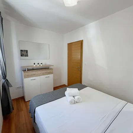 Apartment With Parking Space Cizici, Krk - 22046